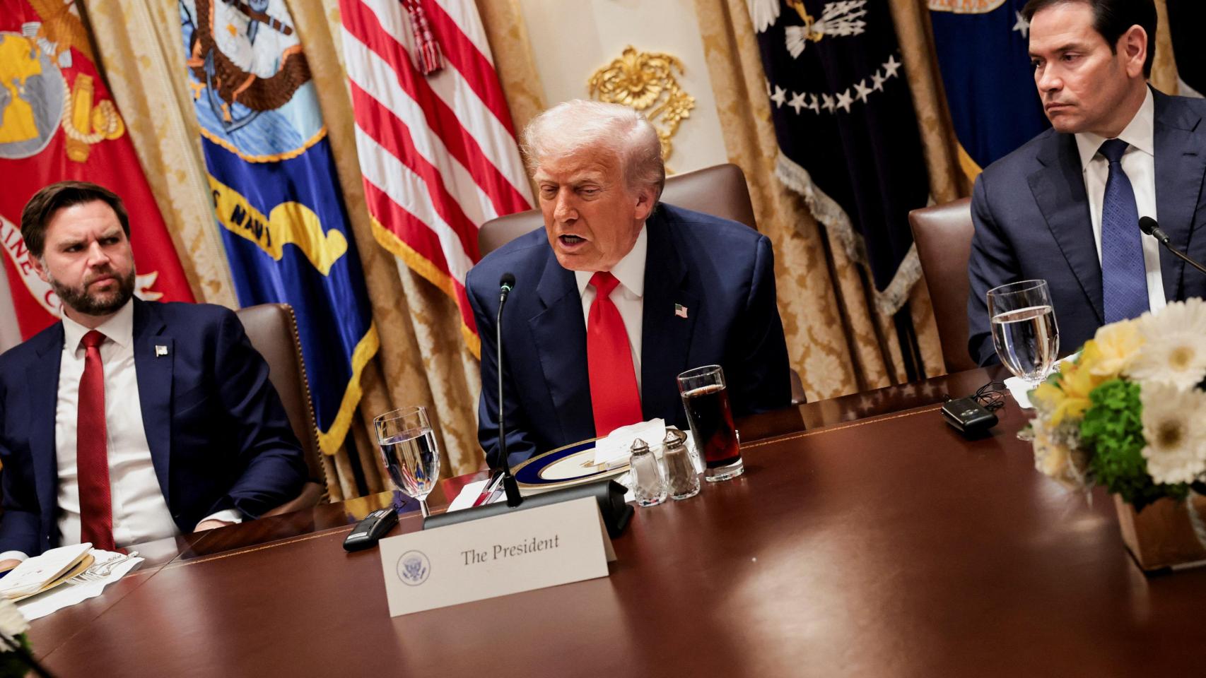 El presidente de Estados Unidos, Donald Trump , junto al secretario de Estado de Estados Unidos, Marco Rubio, y el vicepresidente JD Vance, este martes en la Casa Blanca.