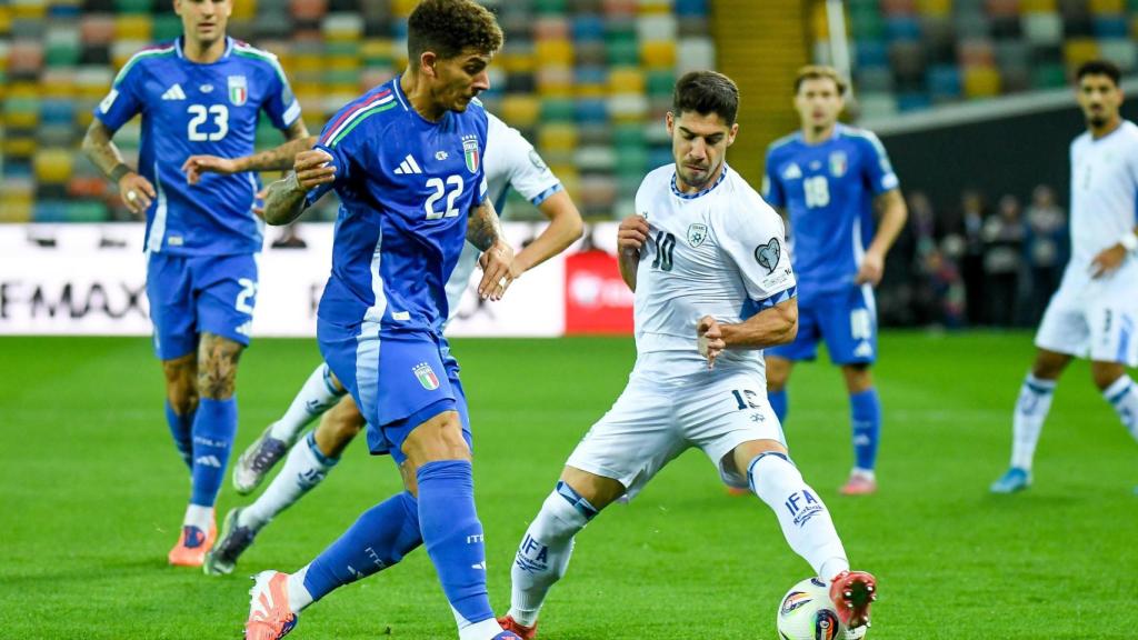 Giovanni Di Lorenzo, ante Manor Solomon durante el partido entre Italia e Israel.