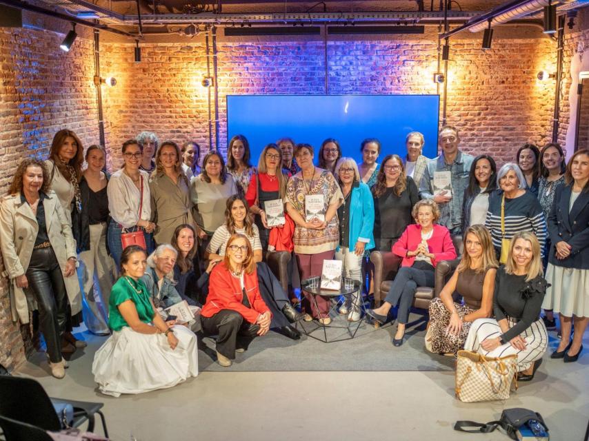 Foto de familia del Club de Lectura de Magas.