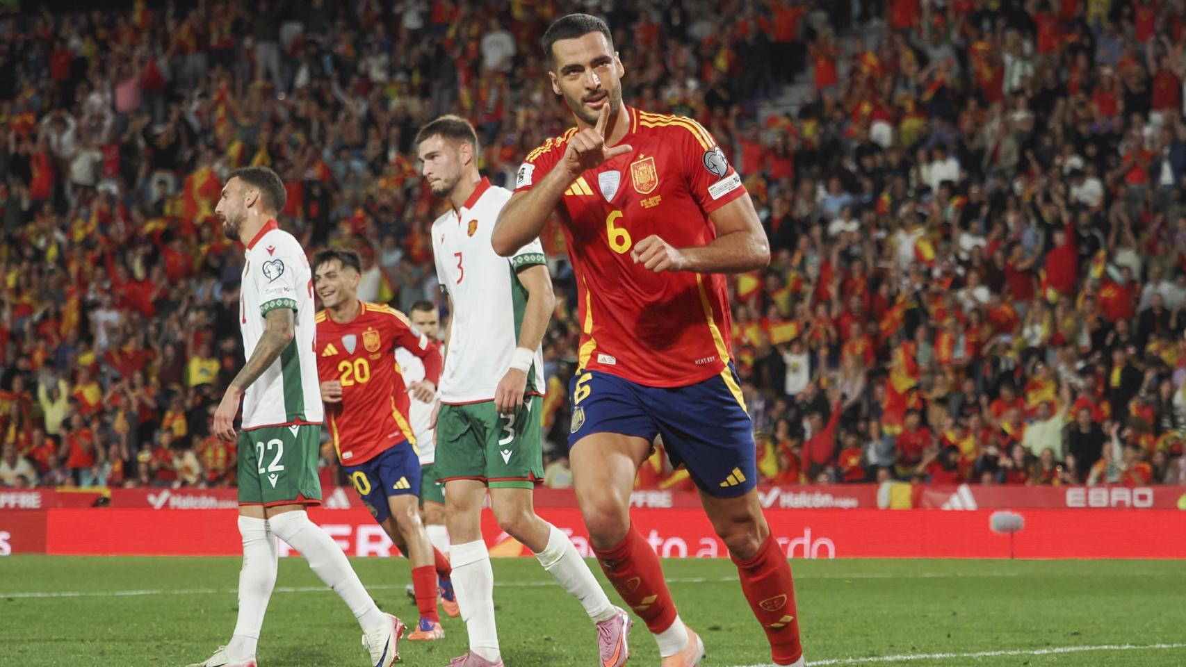Mikel Merino celebra el gol marcado ante Bulgaria.