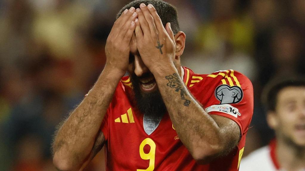 Borja Iglesias se lamente por haber fallado una ocasión.