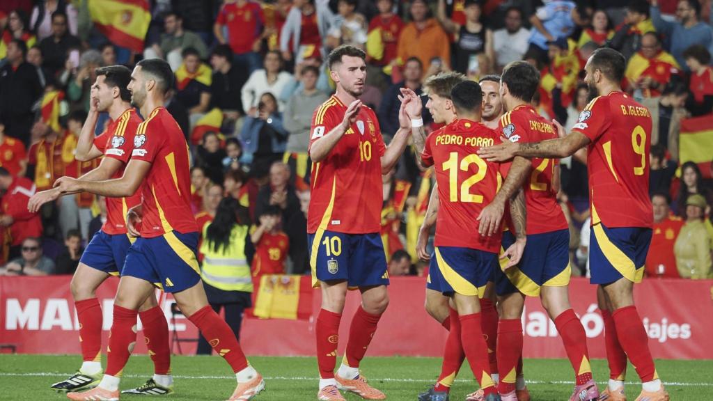 Los jugadores de España celebran el segundo gol de Mikel Merino.