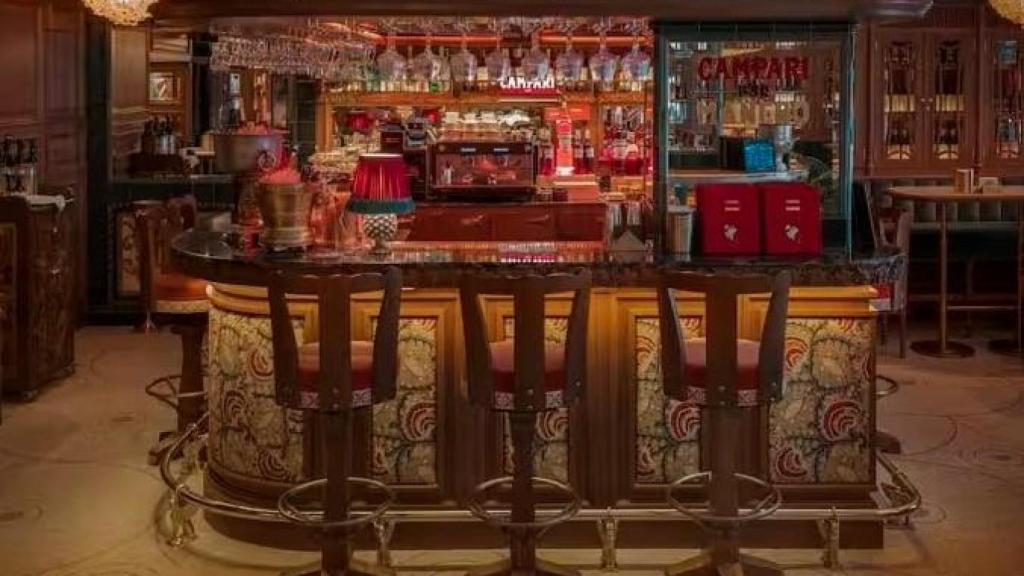 El bar de lujo alicantino que abre nueva coctelería premium en Marbella junto a una centenaria marca italiana