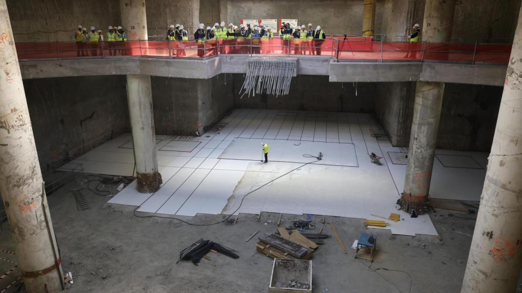 El viceconsejero de Transportes, José María García, visita las obras en la nueva estación de Madrid Río como parte de la ampliación de la L11.