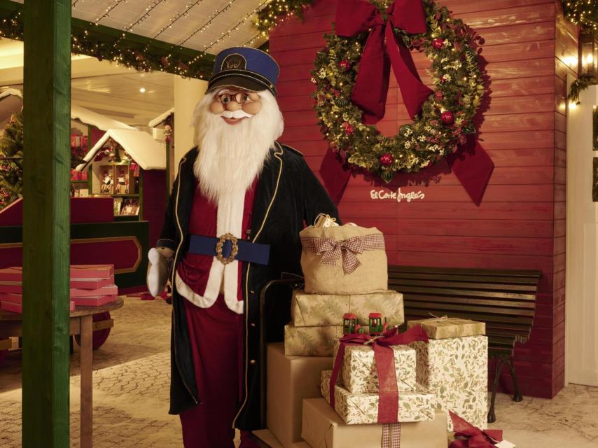 Santa Claus no solo se encarga de repartir regalos, sino que también se mete en el papel de maquinista.