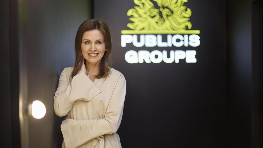 La CEO posando ante el logo de la compañía.