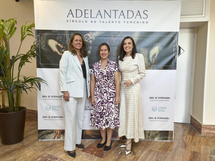 Las galardonadas con el premio Adelantadas:la científica Ana Muñoz González , la ingeniera Dulce Muñoz del Rey y la abogada y activista por los derechos humanos Cruz Sánchez de Lara.