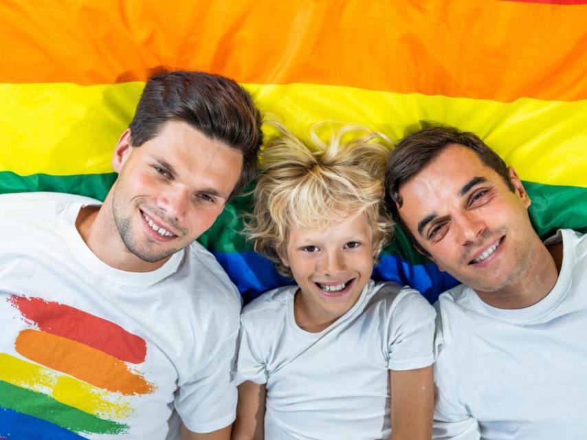La aprobación del matrimonio gay conlleva la posibilidad de adoptar.