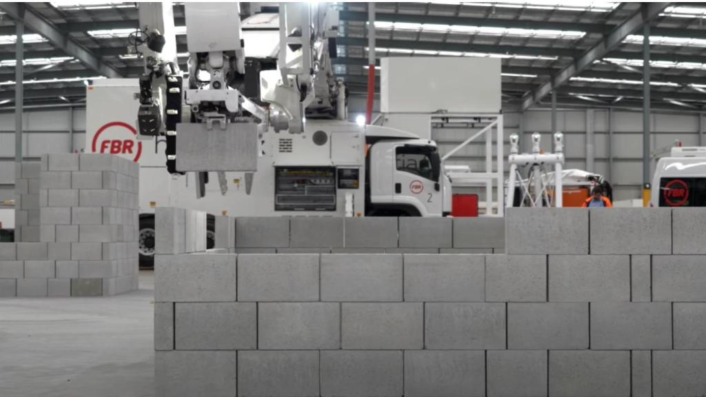 El robot Hadrian levantando un muro de bloques de hormigón