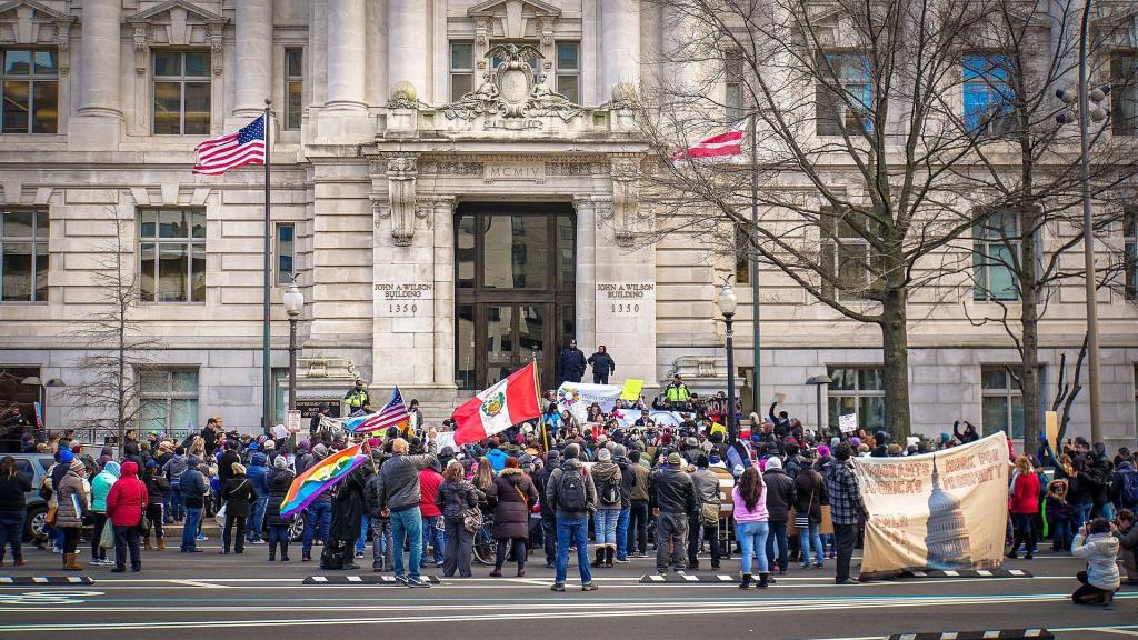 Manifestantes al frente del John A. Wilson Building en Washington, D.C.