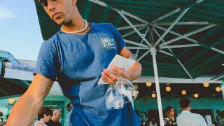 Jaime Romero trabajando como camarero.