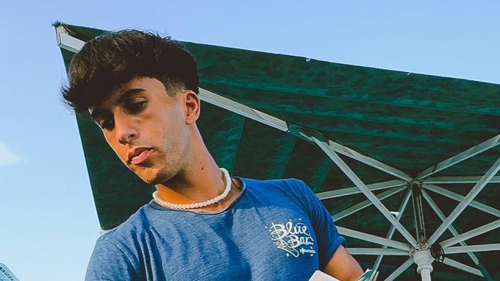 Jaime Romero trabajando como camarero.