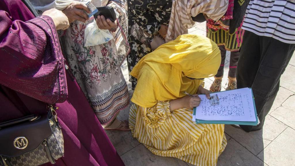 Una alumna recoge firmas en La Rioja contra la prohibición de llevar velo islámico en un instituto.