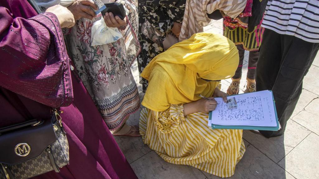 Una alumna recoge firmas en La Rioja contra la prohibición de llevar velo islámico en un instituto.