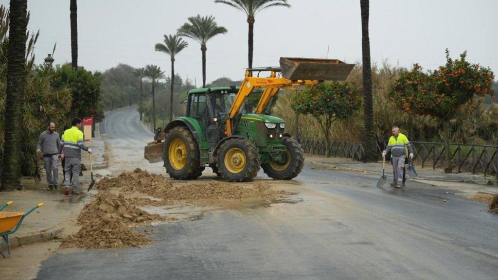 La carretera de Gerena afectada por el temporal.