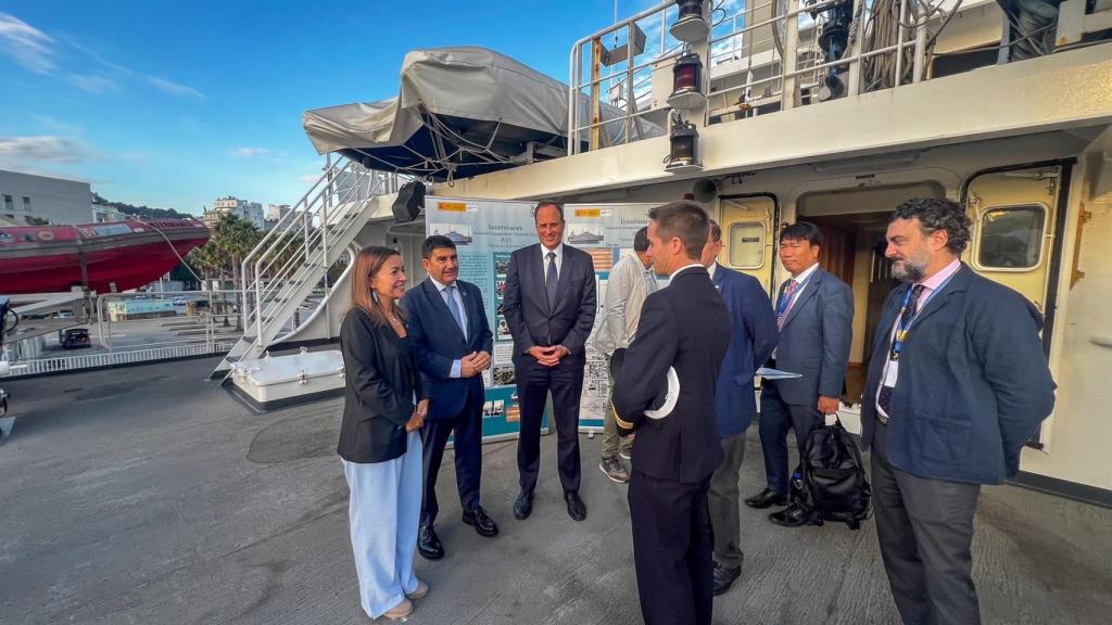 La conselleira do Mar, Marta Villaverde, el delegado del Gobierno, Pedro Blanco, y el presidente del Puerto de Vigo, Carlos Botana, en la inauguración de un nuevo curso de capacitación organizado por la FAO a bordo del 'Intermares', atracado en la ciudad.