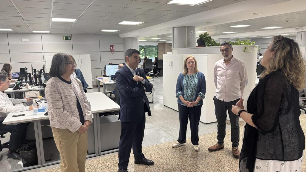 Pedro Blanco en su visita a las oficinas de la UTEX de Vigo