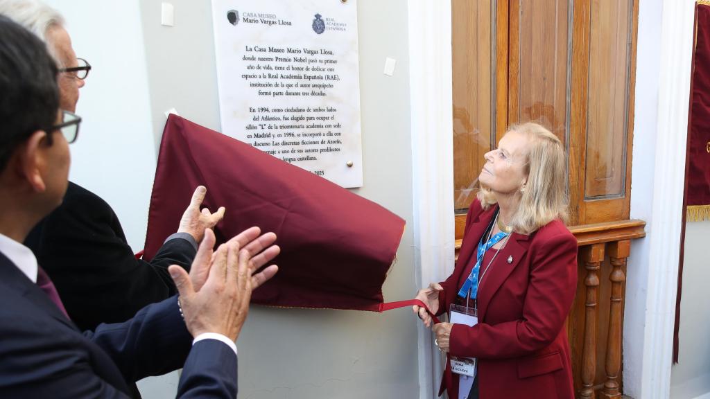 La vicedirectora de la RAE, Carme Riera Guilera, devela una placa en la Casa Museo Mario Vargas Llosa este martes, en Arequipa (Perú). Foto: EFE/ Paolo Aguilar