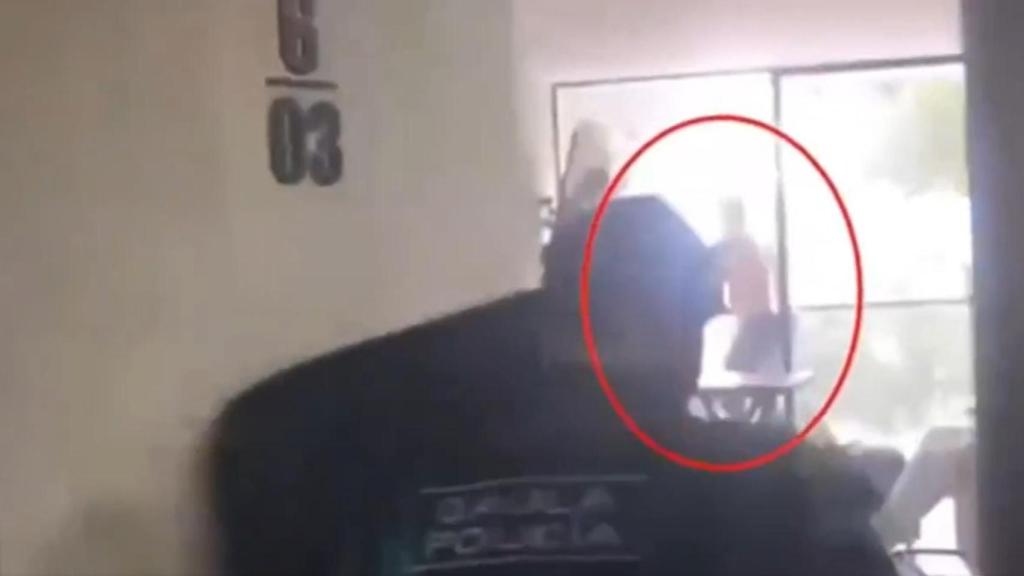 El momento en que Ender Alexis Rojas salta por la ventana.