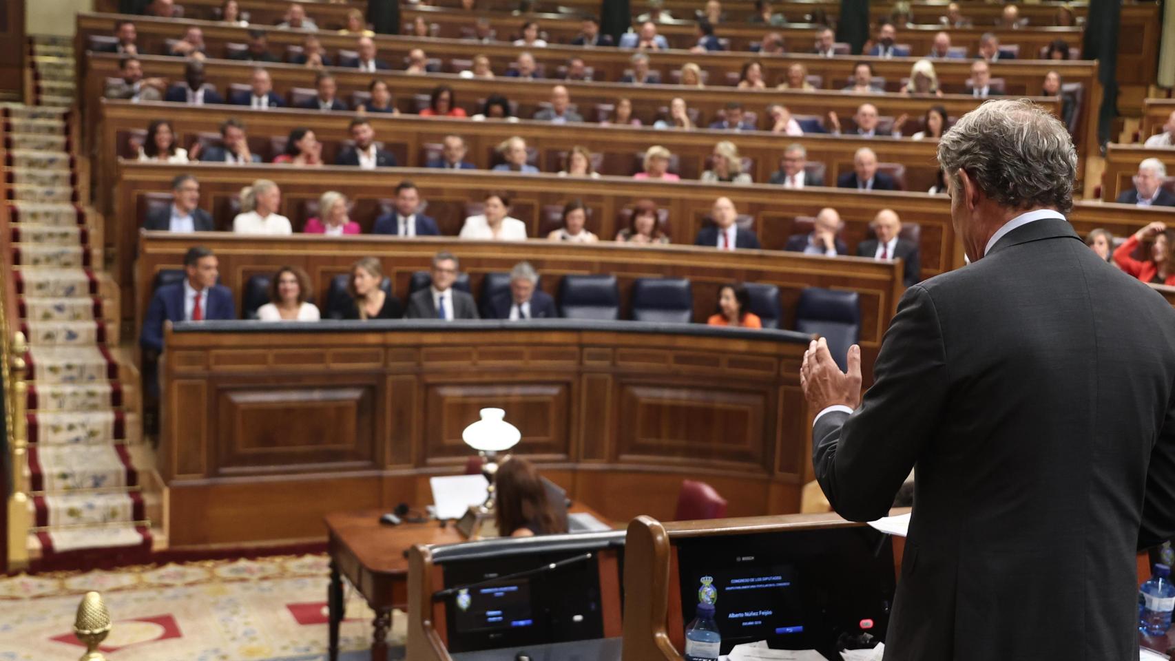 Sánchez y Feijóo en una sesión de control en el mes de diciembre.