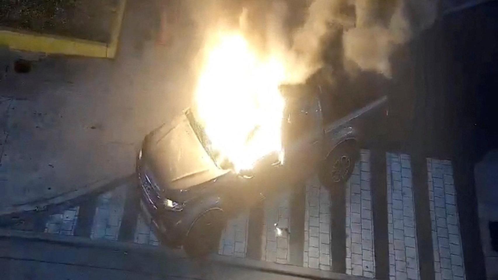 Momento en el que explota un coche bomba frente a un edificio de la familia de Daniel Noboa este martes.