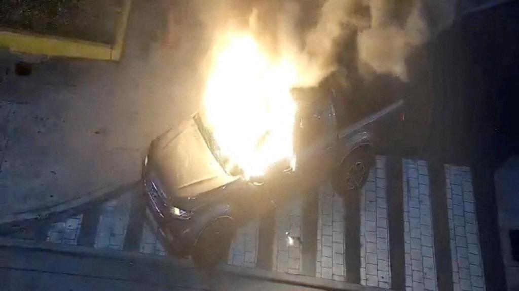 Momento en el que explota un coche bomba frente a un edificio de la familia de Daniel Noboa este martes.