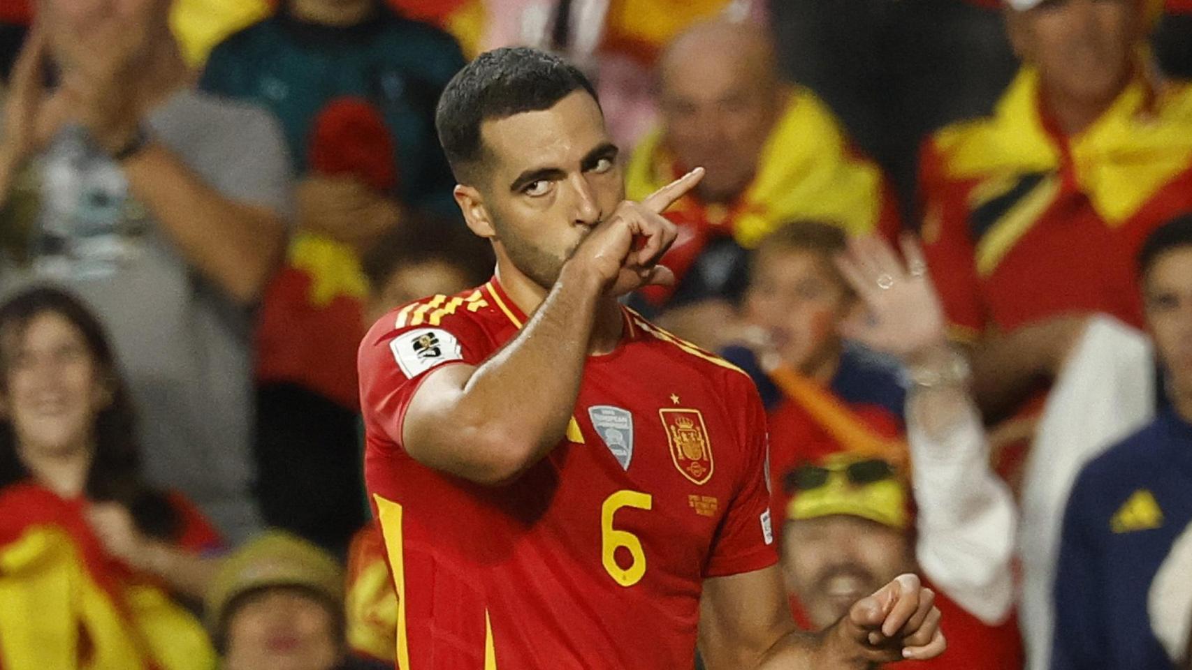 Mikel Merino celebra uno de sus goles contra Bulgaria.