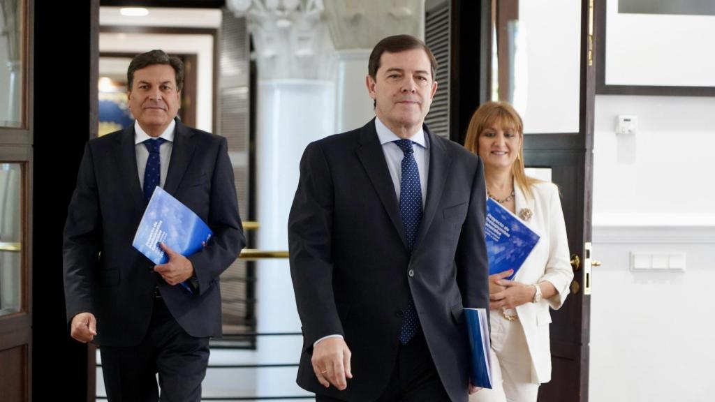 El presidente de la Junta de Castilla y León, Alfonso Fernández Mañueco, a su llegada a la comparecencia de presentación de los presupuestos autonómicos para 2026, este miércoles