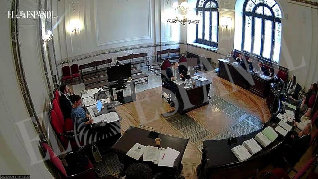 El teniente coronel Balas, en la mesa del centro, durante su comparecencia en el Tribunal Supremo el pasado 16 de mayo.