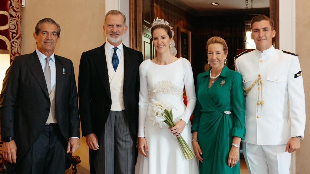 Cristina de Borbón Dos Sicilias, el día de su boda con Enrique Moreno de la Cova, con el rey Felipe VI, sus padres, Pedro López-Quesada y Cristina de Borbón-Dos Sicilias, y su hermano Pedro.