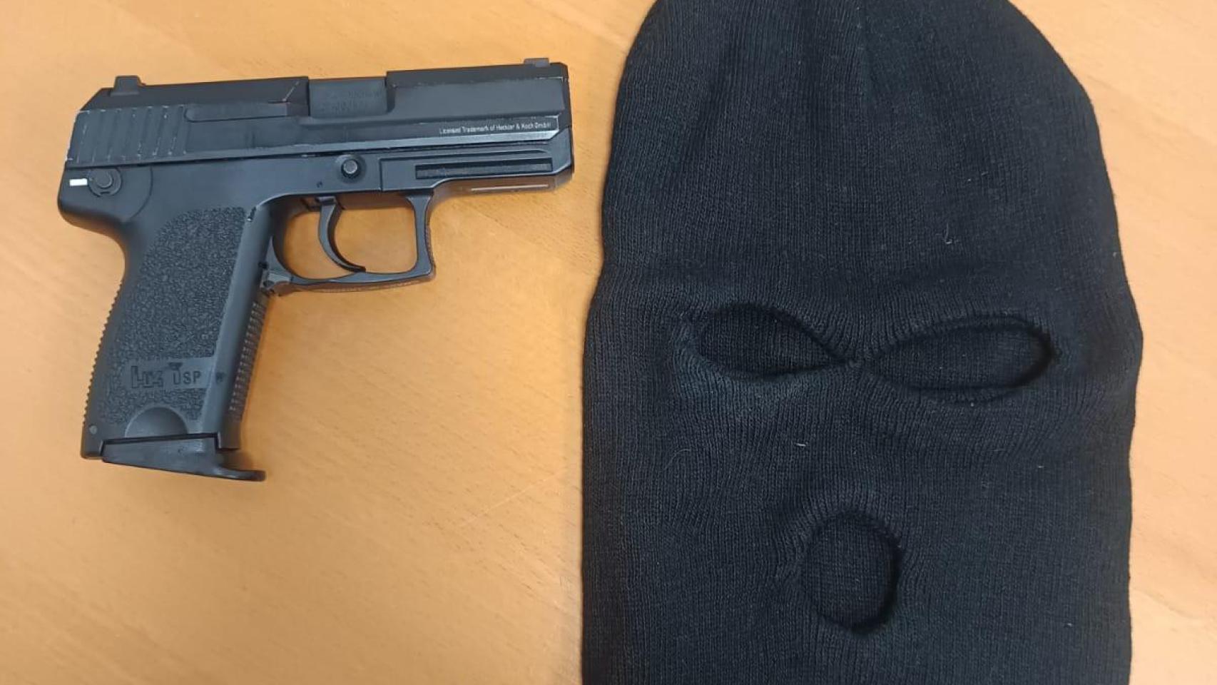 Pistola y pasamontañas del ladrón. Foto: Guardia Civil.