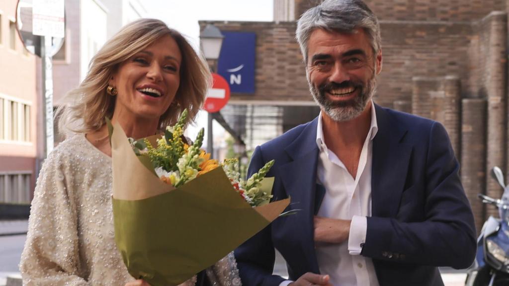 La pareja se muestra muy feliz ante las cámaras.