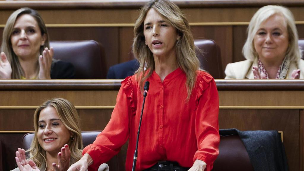 La diputada del PP Cayetana Álvarez de Toledo interviene en la sesión del control celebrada este miércoles.