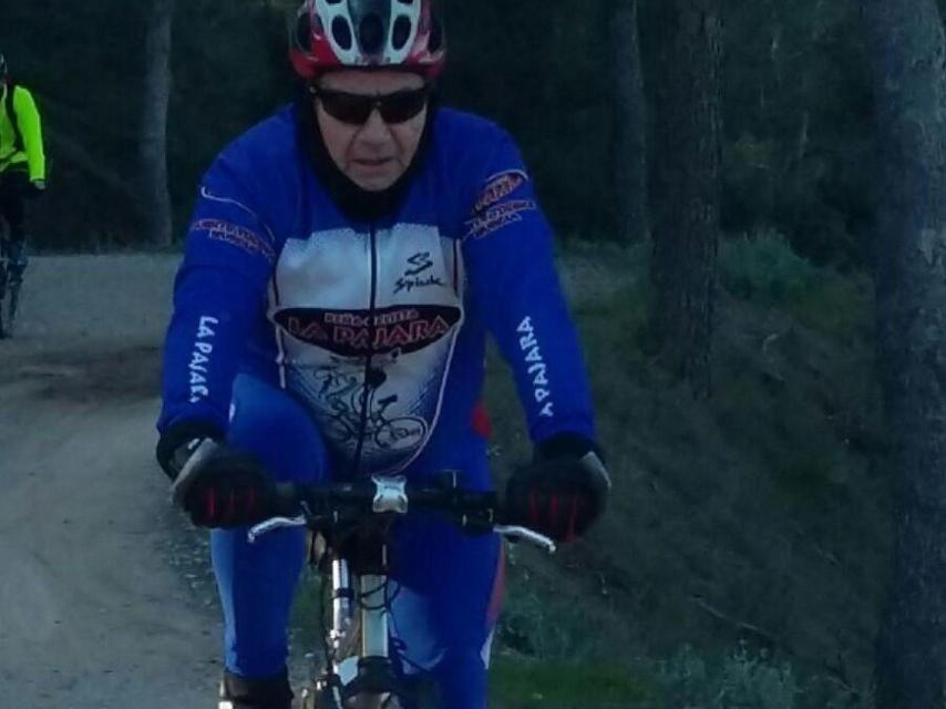 Antonio, cabo de bomberos jubilado en el parque del Infante en Murcia, siempre fue un gran aficionado al ciclismo.