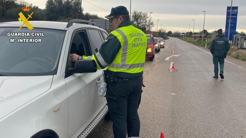 Control de tráfico de la Guardia Civil en las Fiestas del Pilar