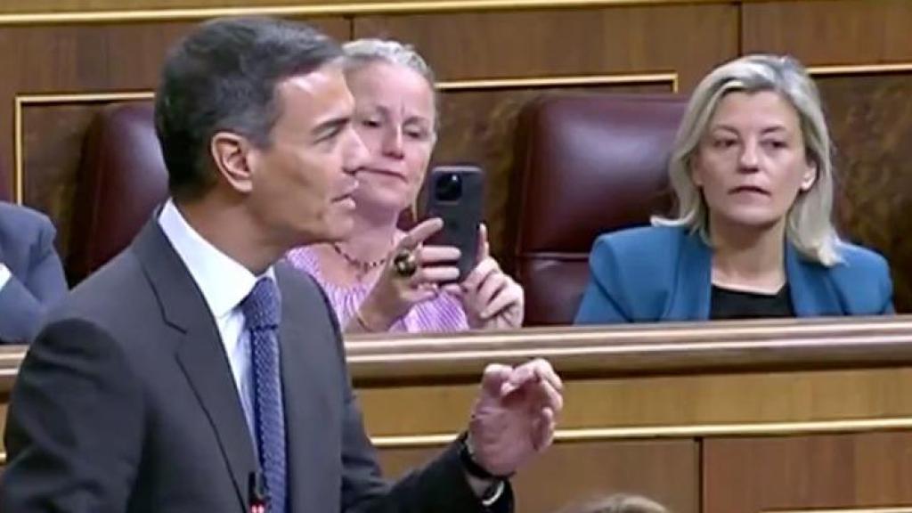 Mínguez, grabando a la bancada popular durante la intervención de Pedro Sánchez.