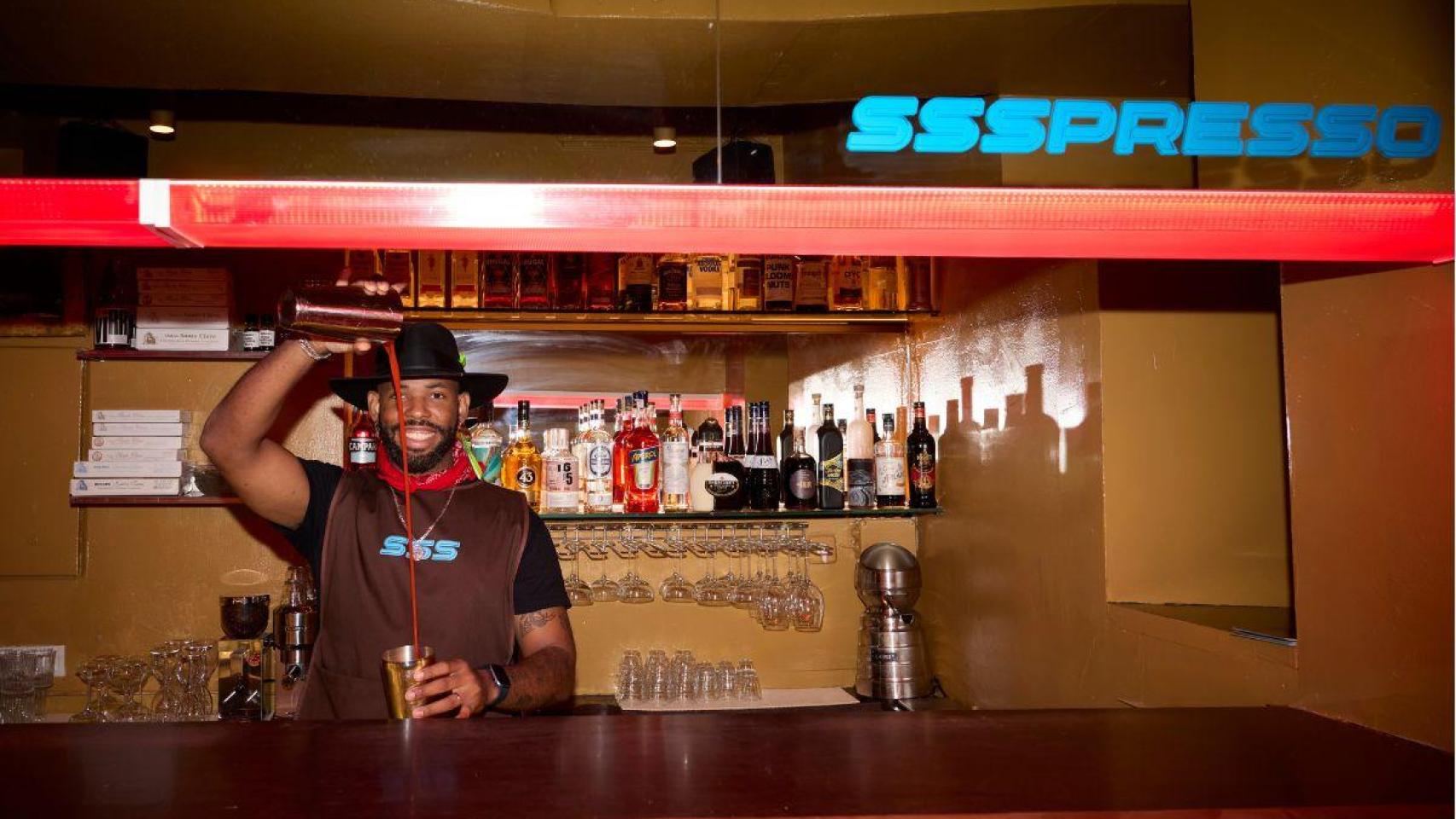 Frederick Joel Castillo Javier, el bartender de Ssspresso, elaborando un cóctel de café.