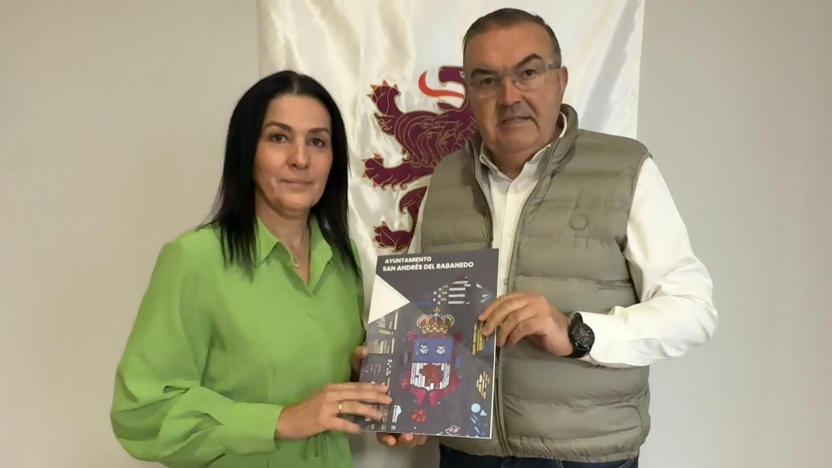 La alcaldesa de San Andrés del Rabanedo, Ana Caurel, junto al vicepresidente de la Diputación, Roberto Aller.