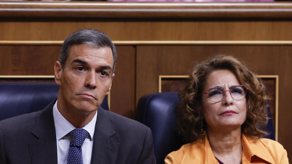 Pedro Sánchez y María Jesús Montero, durante la sesión de control al Gobierno.