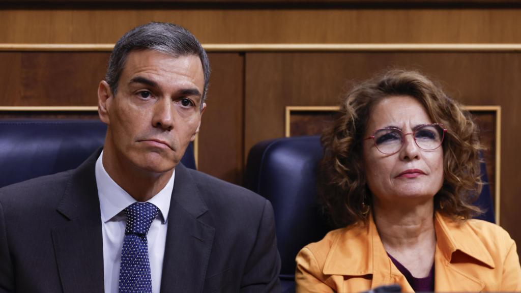 Pedro Sánchez y María Jesús Montero, durante un Pleno del Congreso.