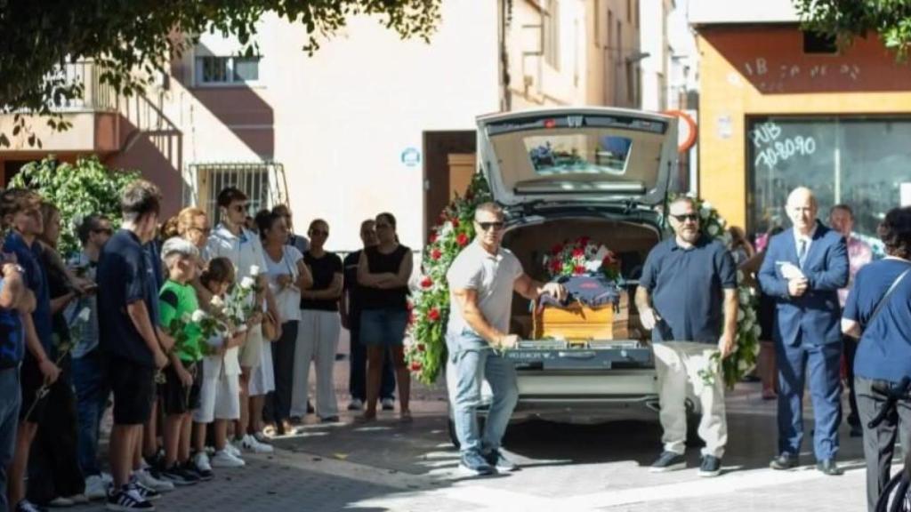 Antonio (1i) y Raúl (1d), el sábado 13 de septiembre, sacando el ataúd de su padre, Antonio Morales Ayala, para enterrarlo en Murcia.