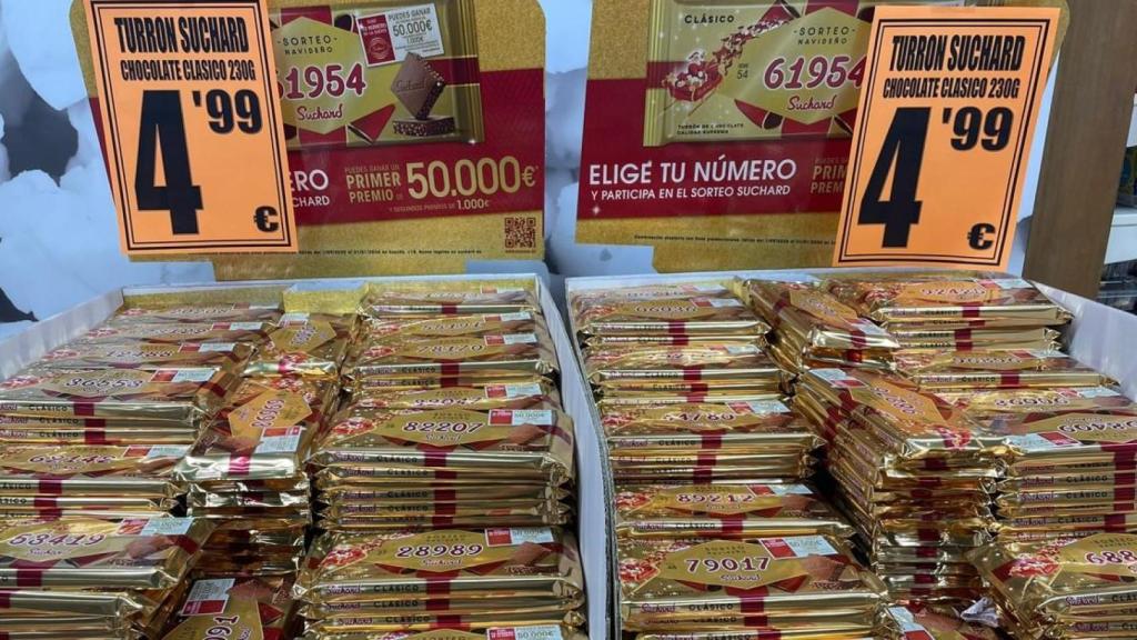 Tabletas de turrón de chocolate en un supermercado de A Coruña.