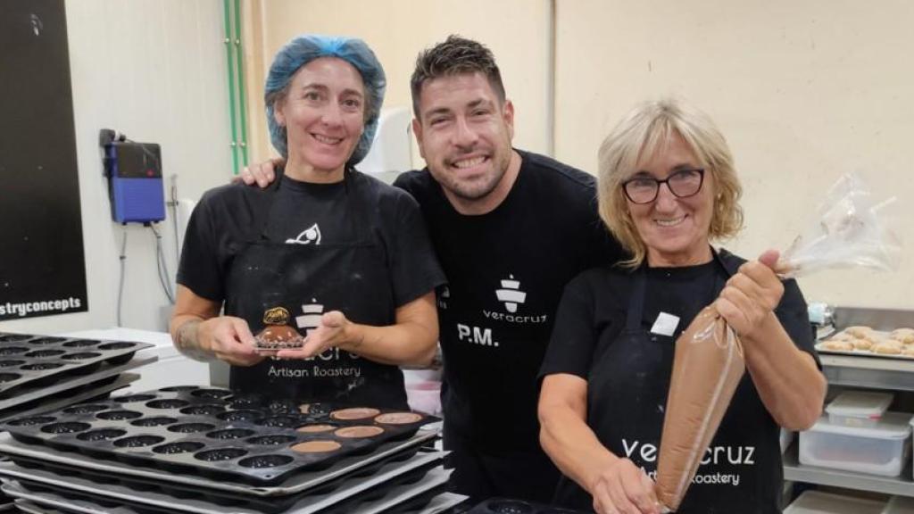 María, Pablo Morales y Maricarmen en el obrador de Habaziro.