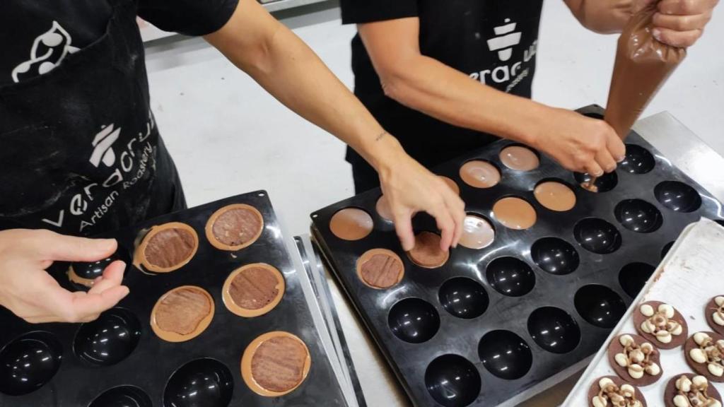 Elaboración de pasteles en el obrador de Habaziro.