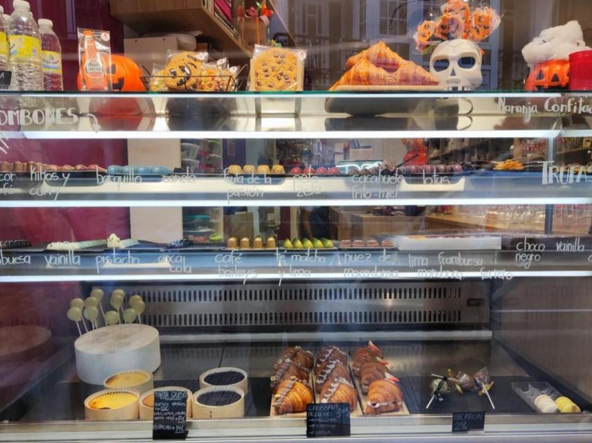 Dulces en el escaparate de Los Postres de Kelly.