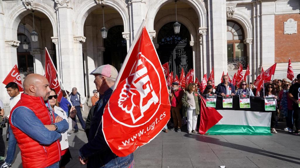 El secretario general de UGTCyL, Óscar Lobo, a la izquierda del todo, en la concentración convocada por el sindicato en Valladolid en favor de Palestina