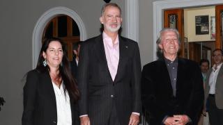 Felipe VI junto a Morgana Vargas Llosa y Luis Llosa en la Casa Museo Mario Vargas Llosa en Perú este pasado martes, 14 de octubre de 2025.