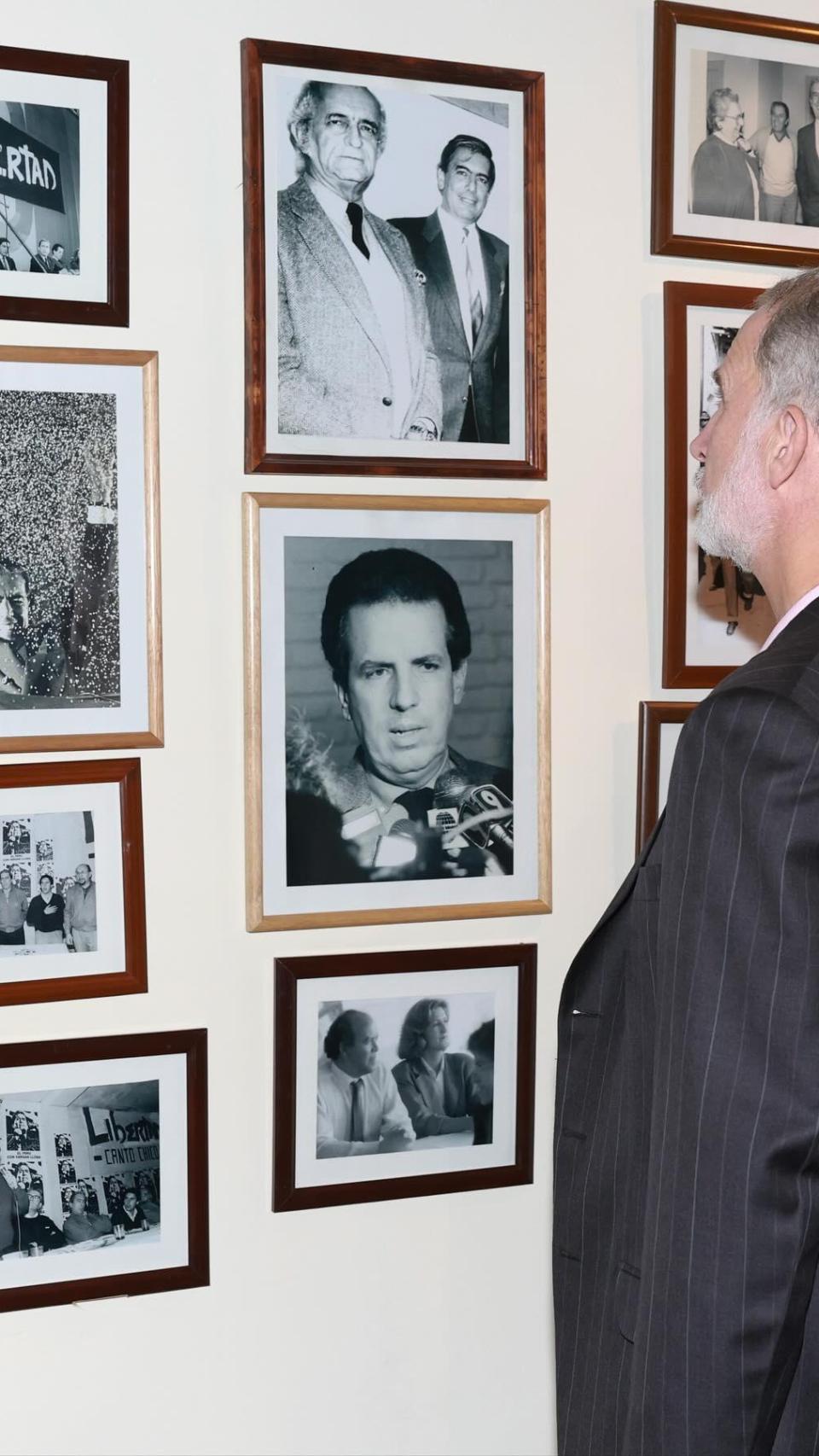 Felipe VI, en uno de los momentos de su visita en la Casa Museo Mario Vargas Llosa.