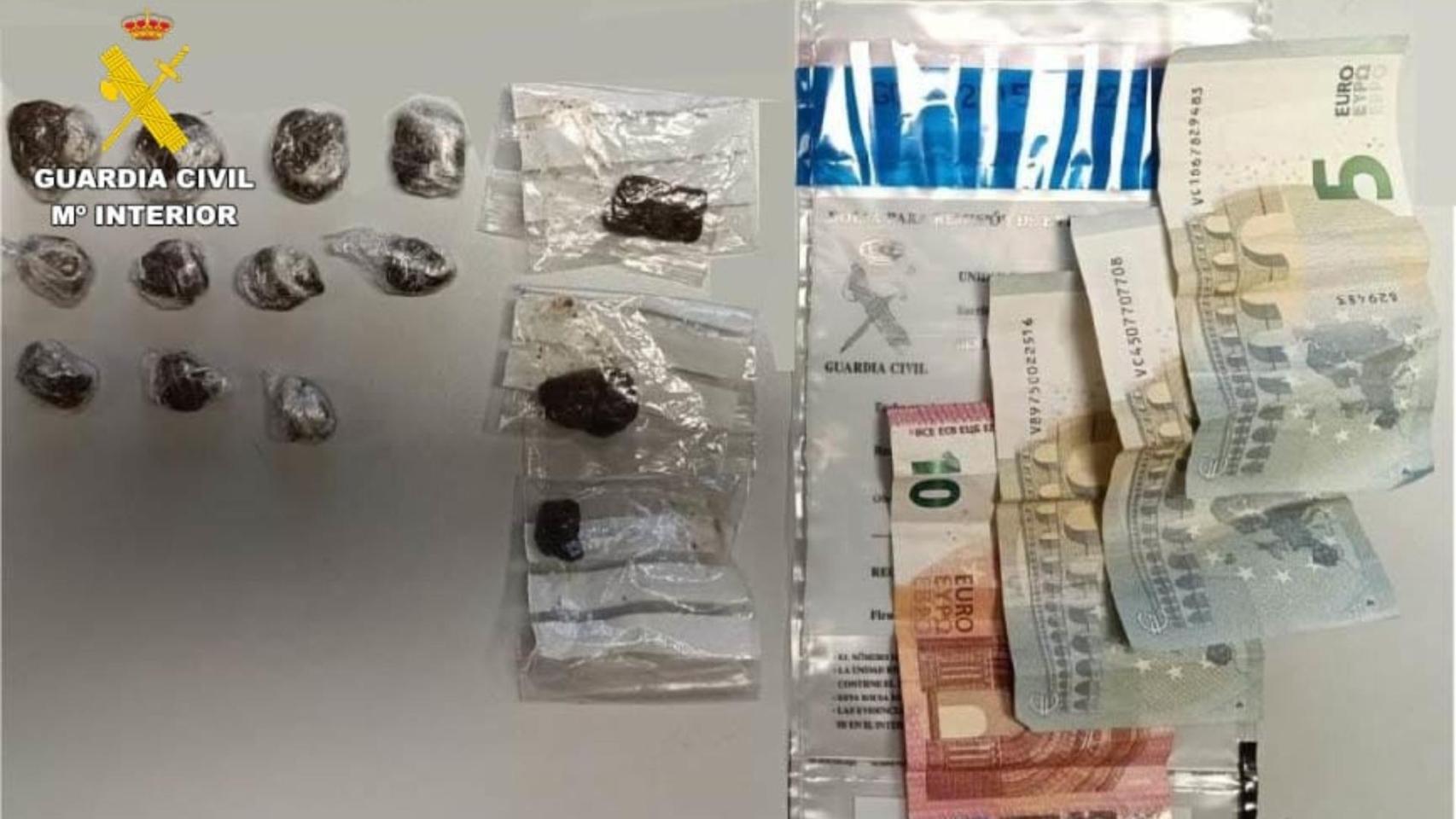 La Guardia Civil le incautó droga y dinero al joven detenido en Ares.