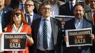 Patxi López y Cristina Narbona, del PSOE, este miércoles en la concentración de apoyo a Palestina.